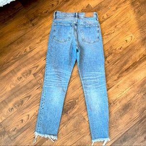 MADEWELL perfect vintage crop jeans. Size 26. Medium wash. Distressed hems.